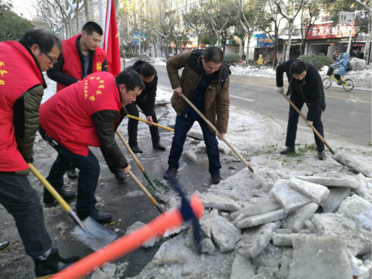 信阳市商务局志愿者连续作战除雪忙