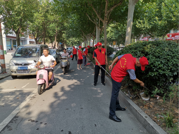 信阳市商务局志愿者深入新马路社区开展环境卫生大整治活动