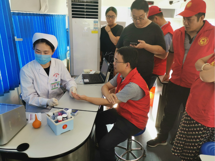 信阳市商务局组织开展义务献血公益活动